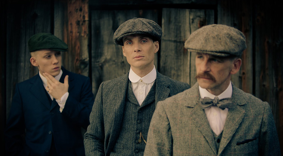 De petten zeer schuin gedragen in de serie Peaky Blinders
