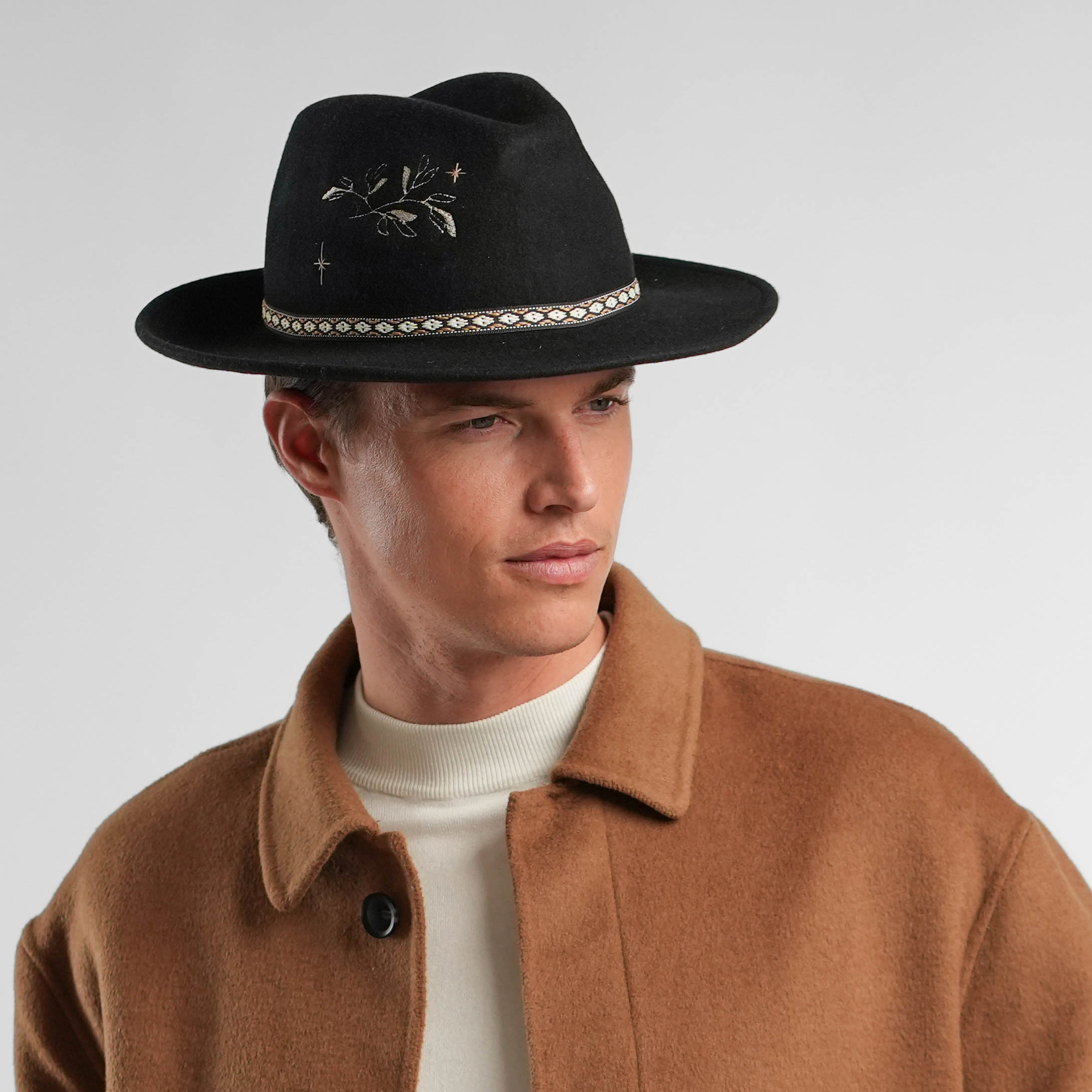 Fedora hoed recht gedragen