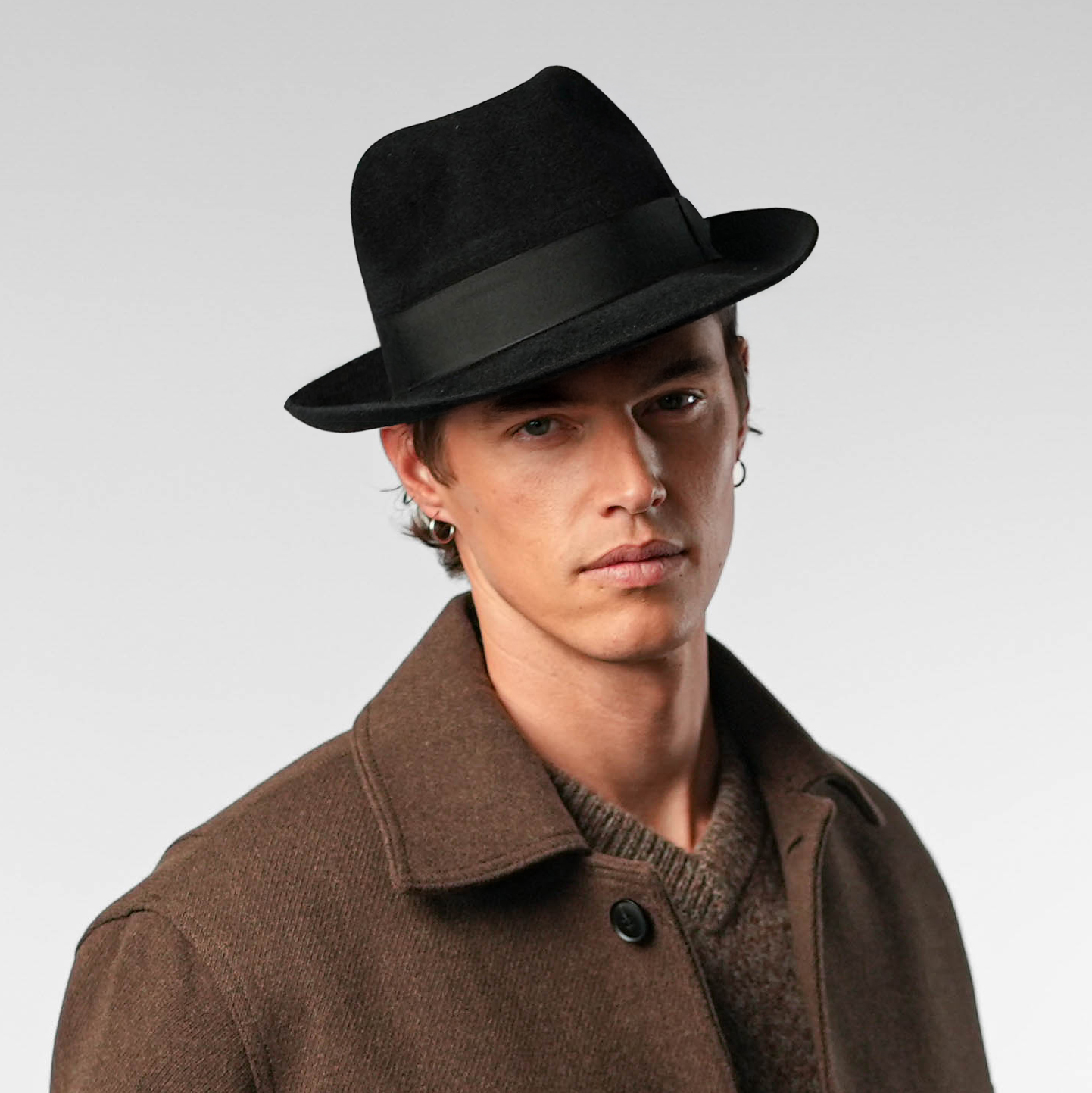 Fedora hoed in Rakish Angle